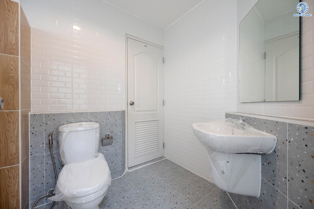 บ้านมือสองตกแต่งใหม่ โครงการ พฤกษ์ลดา พุทธสาคร หลังริม เนื้อที่ 54.50 ตร.ว. ฟังก์ชัน 3 ห้องนอน 2 ห้องน้ำ 2 ที่จอดรถ สภาพแวดล้อมโครงการร่มรื่น บนทำเลเดินทางสะดวก ติดถนนพุทธสาคร เชื่อมต่อถนนเพชรเกษม ถนนพุทธมณฑลสาย4 ถนนบรมราชชนนี ใกล้รถไฟฟ้าสายสีน้ำเงิน "สถานีหลักสอง"